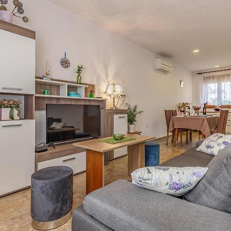 Awesome Apartment In Pula With Wifi 외부 사진